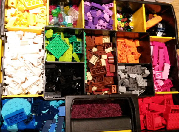 Sortarea pe culori a pieselor de LEGO